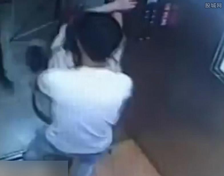 醉酒女被男子拖进电梯