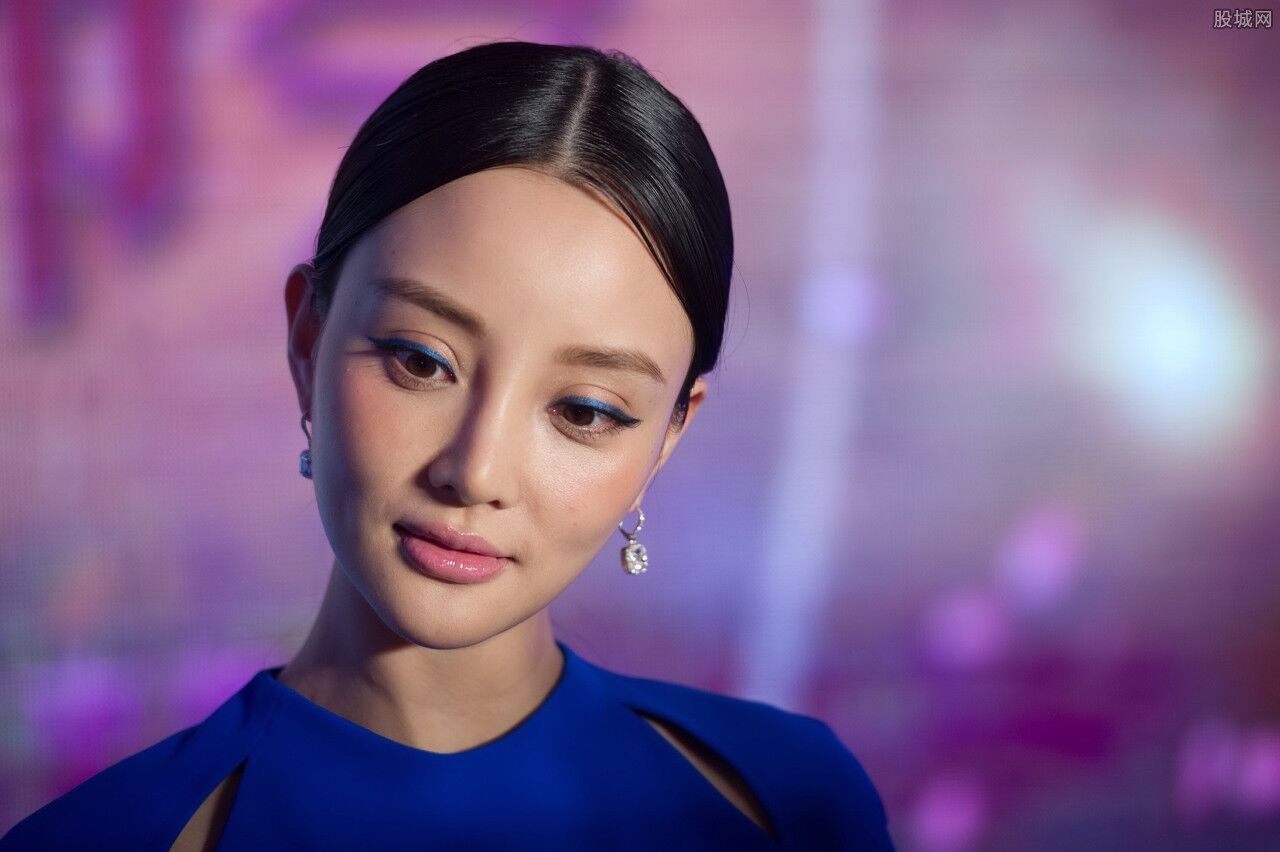 网上好多网友都传图了,但怎么看都不像李小璐啊!这到底是卖什么葫芦?