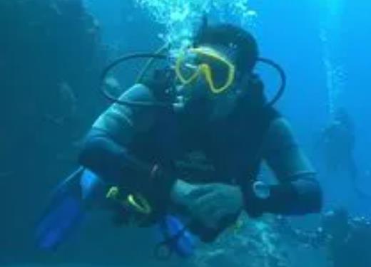 7人因强摘潜水旅客面罩被警方抓获 太该死了！