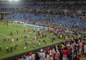 哥伦比亚联赛球迷冲突致1死多伤 场面混乱难以控制！
