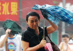 上海暴雨3名大白被刮跑？ 保安发声说出了真相