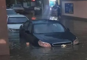福州遭暴雨侵袭：路面积水严重 部分车辆泡水