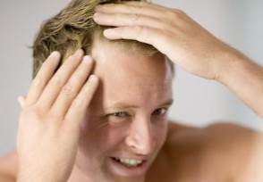 男子秃顶半月不用洗发水后长出头发 真有这么神奇？