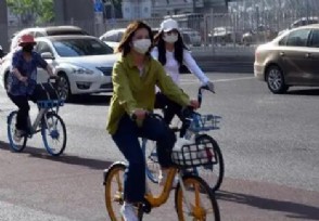 大量北京市民今早骑行上班 地铁车厢零星几个人