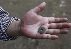 开封河滩发现古币大量市民寻宝 私自“挖宝”违反文物法