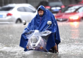 广东暴雨：街头积水市民骑车如渡河 现场画面曝光太吓人