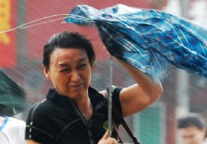 广东的雨下到哪里了 下暴雨街头积水市民骑车如渡河