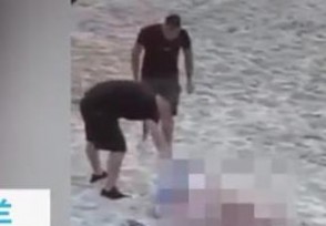 国外一对情侣躺在沙滩上亲密 游客用拖鞋打跑男子称太丢脸了