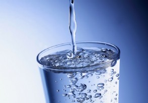 1天喝8杯水是错的喝水越多身体负担越大？给您正解不要错过