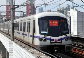 实拍上海地铁：多是拖行李离沪乘客 离泸政策规定公布