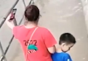 广东暴雨妈妈带儿子边拍照边蹚水 毫无安全意识太可怕