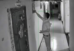 男子透过楼道窗户偷拍邻居洗澡 物业：应该是租户已经报警