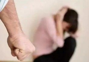 高二女生拒绝男同学挑逗后被暴打 猛打女子脑袋并一脚踹倒
