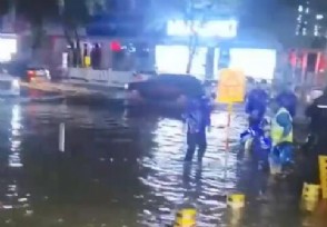 实拍郑州暴雨：多地街道出现积水 交警提醒出行注意安全！