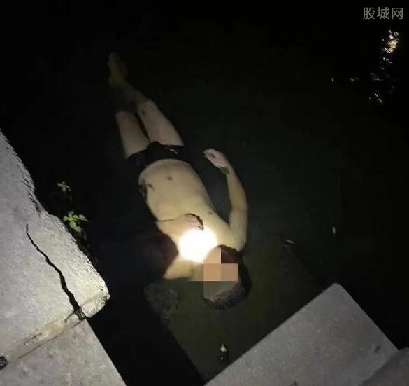 男子躺在河里睡觉