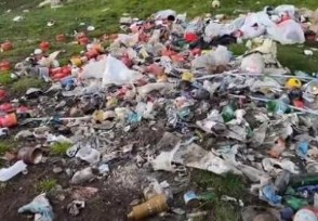 驴友在新疆天堂湖留遍地垃圾 这些人太没素质了