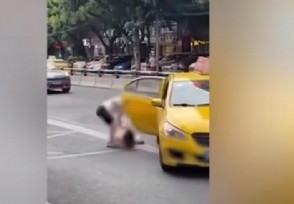 重庆一男子当街拖拽女子塞进出租车 动作非常粗暴好吓人