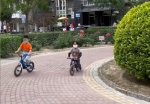 爸爸带俩儿子跑步骑车孩子开朗欢笑好治愈 平淡的幸福