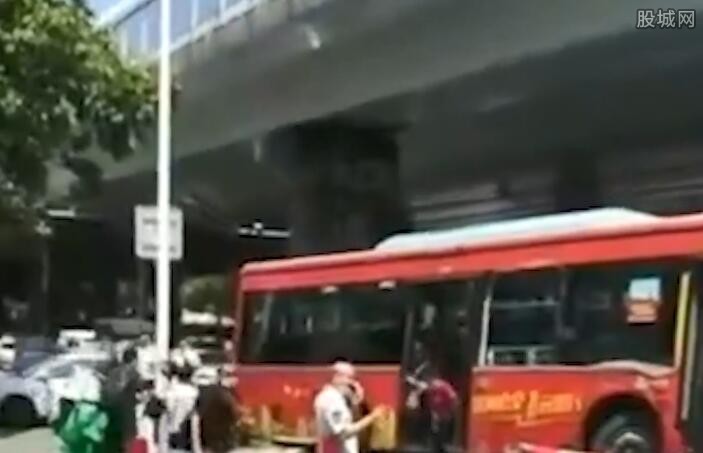厦门公交车冲上人行道致6人受伤 该起事故怎么造成的？