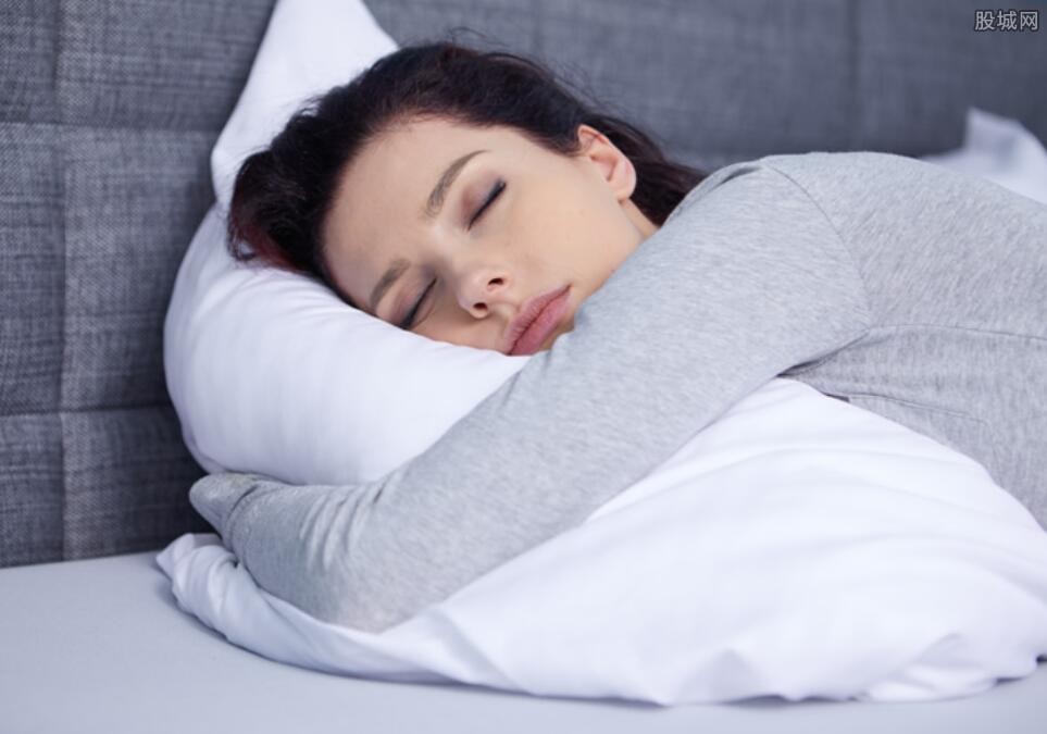 每个人睡多长时间对身体更好？你一天睡几个小时呢？医生怎么说