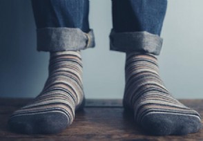 穿袜子睡觉的人身体会怎么样？ 为啥有人睡觉爱把脚伸到被外呢