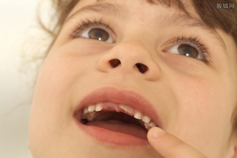 男子患牙周炎又常熬夜牙齿全掉光 掉光牙齿的患者并不少见！