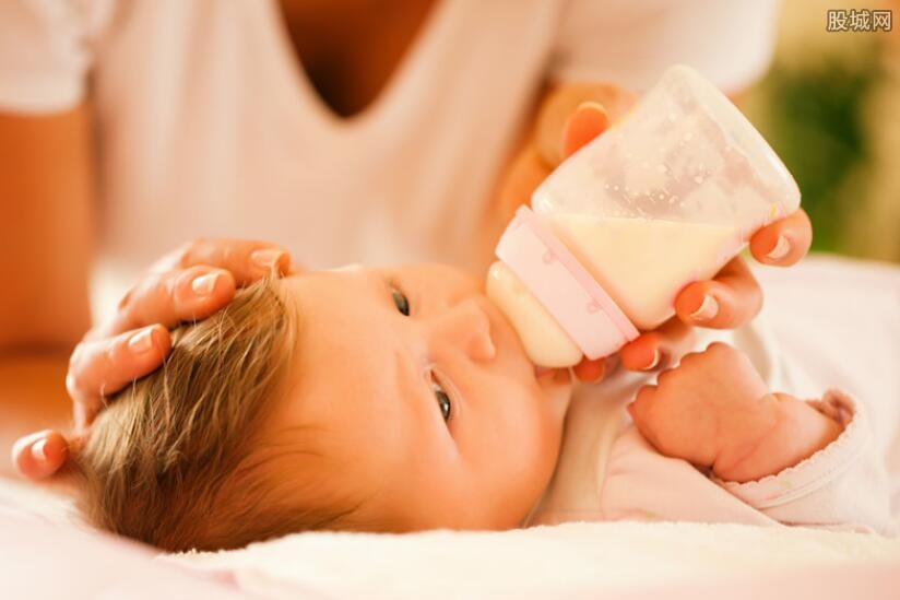 婴儿喝奶粉