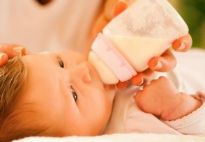 婴儿吐奶频繁是什么原因引起的 应该怎样改善