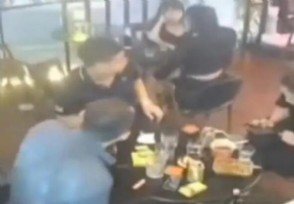 酒吧老板掀桌阻止男子调戏邻桌女孩 双方发生肢体冲突