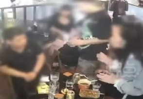 一男子酒吧调戏女孩老板2次劝阻 最终愤怒掀桌阻止骚扰