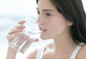 早起喝水细菌会进体内？早起怎样喝水才有利于健康？来看看