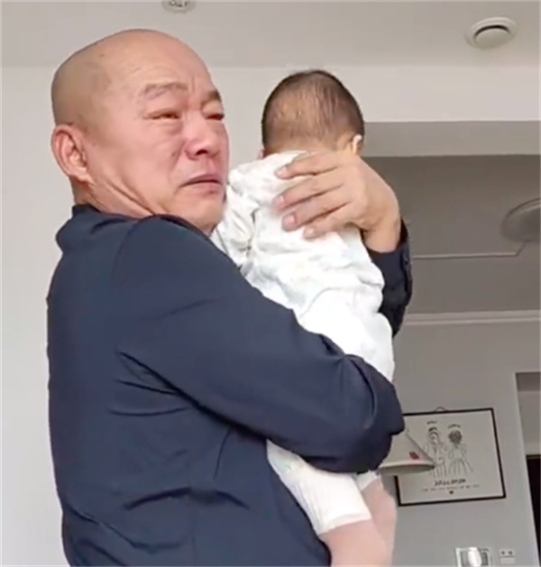 8个月的孙子第一次见爷爷满脸的迷茫，爷爷却哭红了眼眶