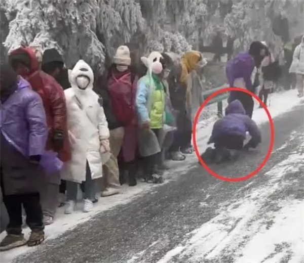 一女子被游客滑雪失控撞倒后全身抽搐