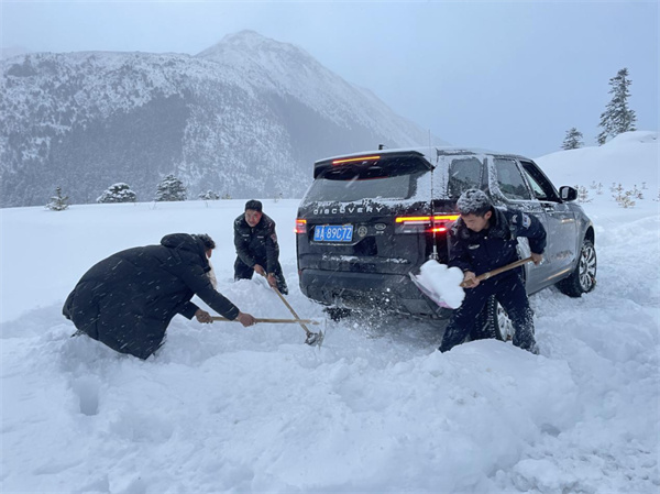 男子和朋友开越野车冒雪14小时救援30辆被困车辆