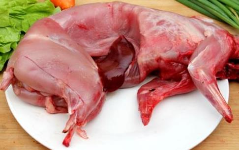顾客疑在干锅兔肉里吃出猫头 涉事饭店：将从源头上调查