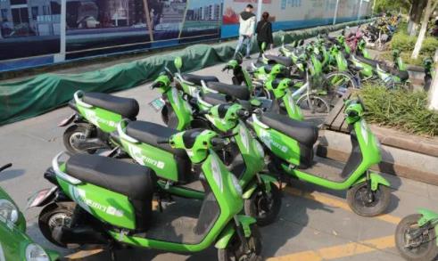 广州男子因骑无牌照共享电单车被罚 质问：为什么可以经营？