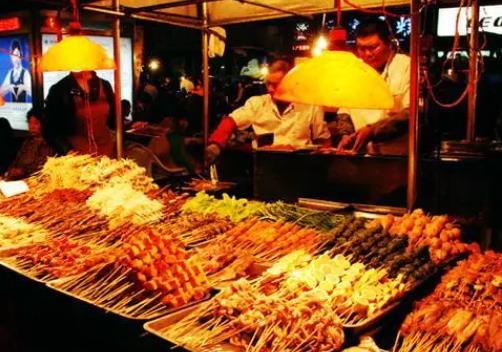  The roadside stall can't afford to eat. It costs more than 10 yuan to eat a small piece of noodles