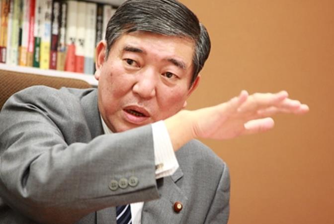 日本首相因政治资金问题被检举，政治资金黑幕